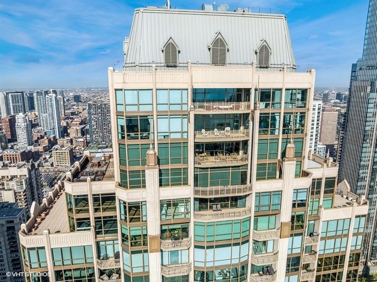 26_21EHuronSt_181005_AerialView_Small