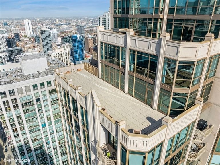 27_21EHuronSt_181006_AerialView_Small