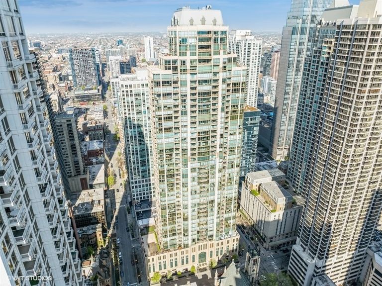 28_21EHuronSt_181007_AerialView_Small