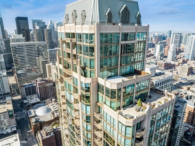 29_21EHuronSt_181008_AerialView_Small