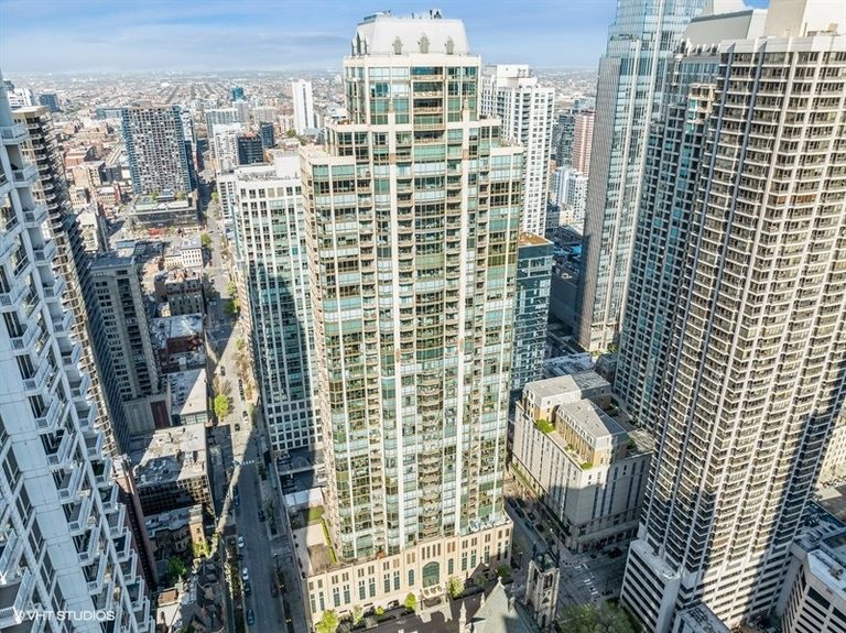 30_21EHuronSt_181009_AerialView_Small