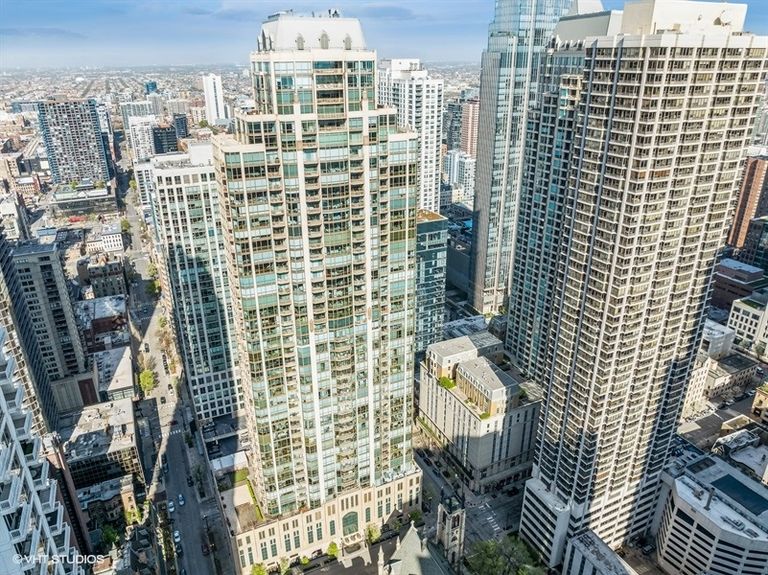 31_21EHuronSt_181010_AerialView_Small