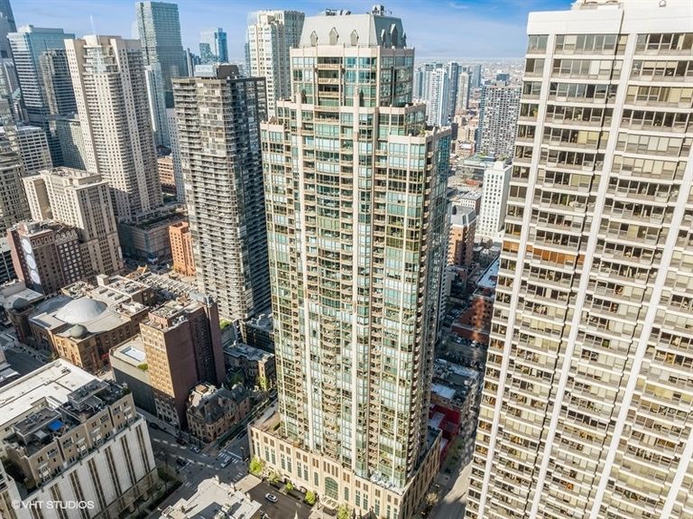 32_21EHuronSt_181011_AerialView_Small