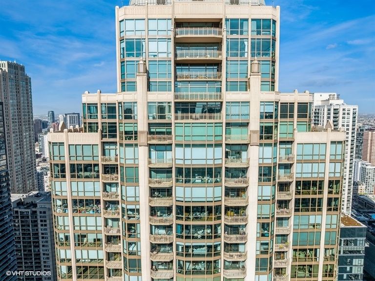 33_21EHuronSt_181012_AerialView_Small