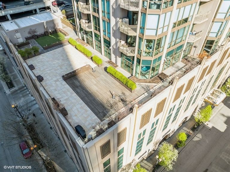 34_21EHuronSt_181013_AerialView_Small