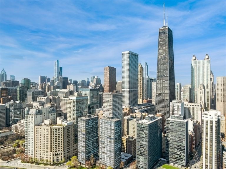 35_21EHuronSt_181014_AerialView_Small