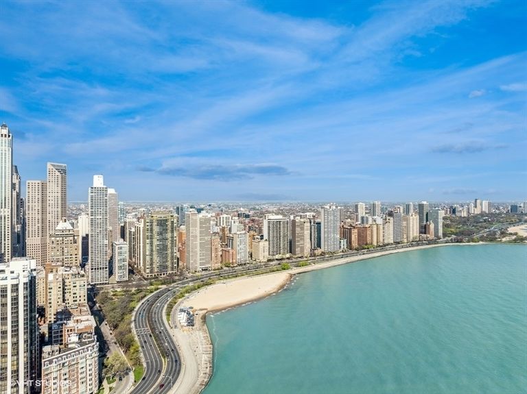 36_21EHuronSt_181015_AerialView_Small