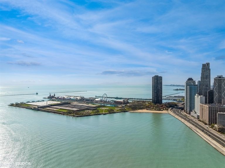 37_21EHuronSt_181016_AerialView_Small