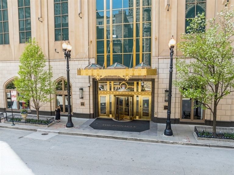 38_21EHuronSt_181017_AerialView_Small