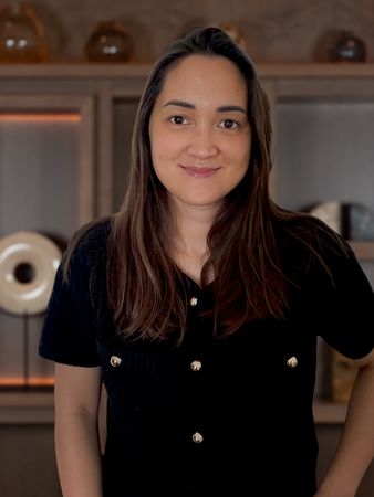 Doraly_Headshot-Photoroom