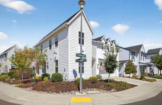 921 Farmhouse Way-3
