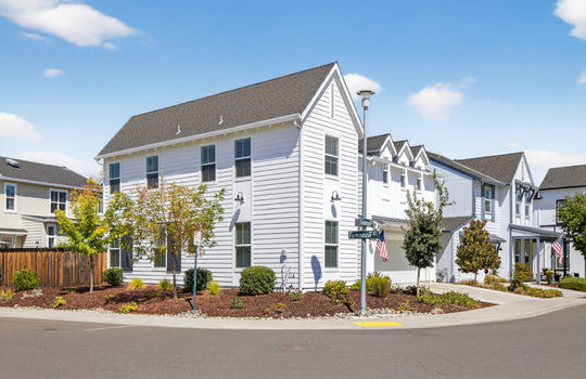 921 Farmhouse Way-4