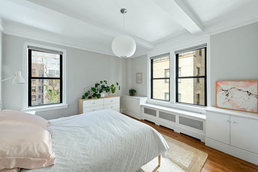 Jacob-Wood-real-estate-agent-manhattan-upper-east-side-bed