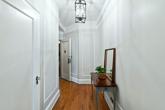 Jacob-Wood-real-estate-agent-manhattan-upper-east-side-foyer