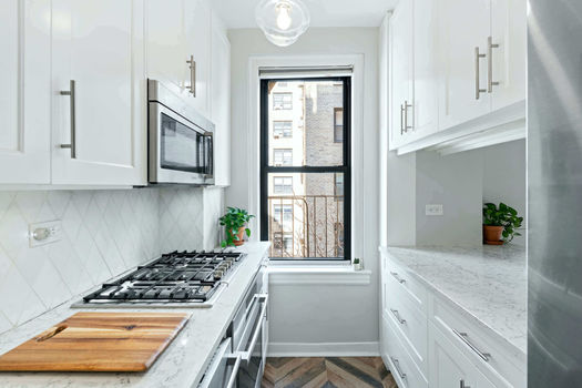 Jacob-Wood-real-estate-agent-manhattan-upper-east-side-kitchen