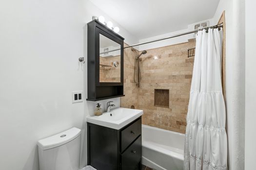 59W88.BF.bath1.Jacob-Wood-real-estate-agent-NYC-Manhattan-UWS