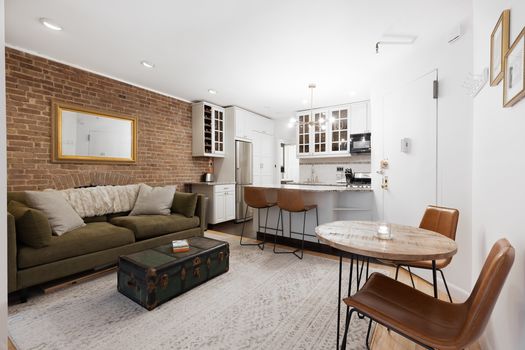 59W88.BF.living2.Jacob-Wood-real-estate-agent-NYC-Manhattan-UWS