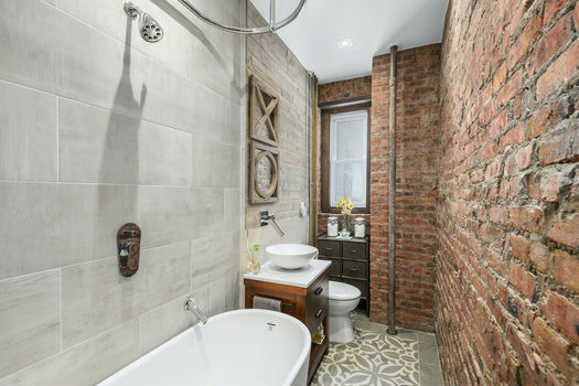4401.4.B5.bath2.large.Jacob-Wood-real-estate-agent-new-york-city-brooklyn-coop