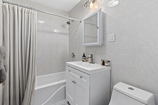 bath.jacob-wood-real-estate-agent-brooklyn