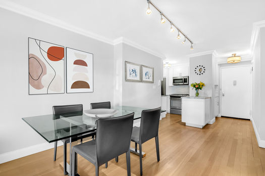 145E1512DEdiningJacob-Wood-real-estate-broker-New-York-Manhattan-Gramercy-Park-coop