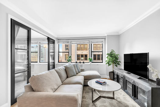 145E1512DEliving1Jacob-Wood-real-estate-broker-New-York-Manhattan-Gramercy-Park-coop