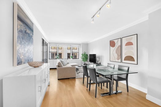 145E1512DEliving2Jacob-Wood-real-estate-broker-New-York-Manhattan-Gramercy-Park-coop