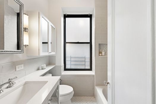 210RSD5GbathJacob-Wood-real-estate-broker-new-york-UWS-coop copy