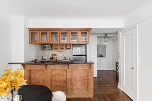 304W75.4H. 2.Jacob-Wood-real-estate-agent-upper-west-side-coop