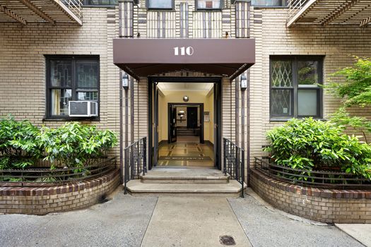 110W945EBLDG Jacob-Wood-real-estate-agent-upper-west-side-coop