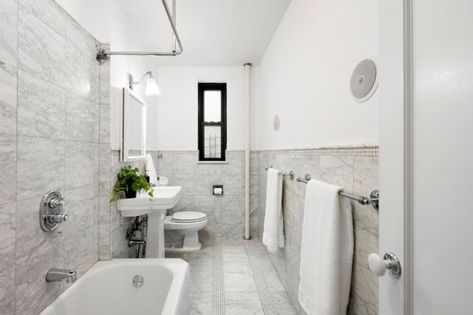 110W945Ebath Jacob-Wood-real-estate-agent-upper-west-side-coop