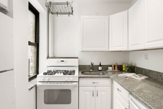 110W945Ekitchen Jacob-Wood-real-estate-agent-upper-west-side-coop