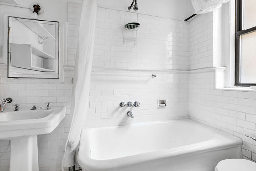 885WEA.2B.bathroom.Jacob-Wood-real-estate-agent-upper-west-side-coop