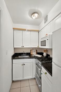 49Morton5DkitchenJacob-Wood-real-estate-agent-west-village-coop