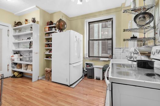 kitchen.unstaged.885WEA.2B.Jacob-Wood-real-estate-agent-upper-west-side-coop