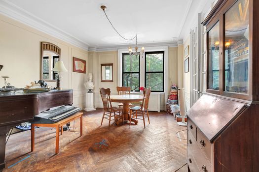 living.unstaged.885WEA.2B.Jacob-Wood-real-estate-agent-upper-west-side-coop