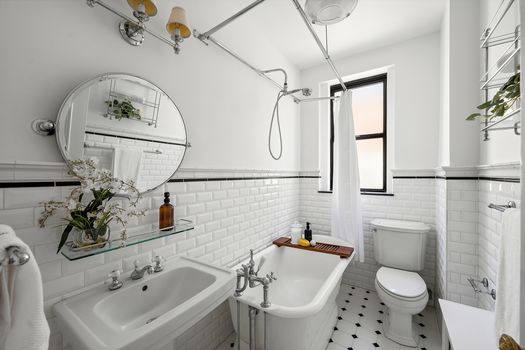 bath.Jacob-Wood-real-estate-broker-UWS-4bed-coop.jpg