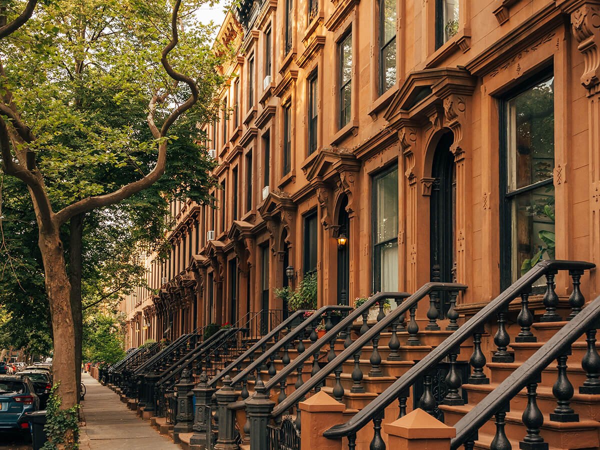 Beautiful-tree-lined-street-with-brownstones,-Cobble-Hill,-Brooklyn,-New-York