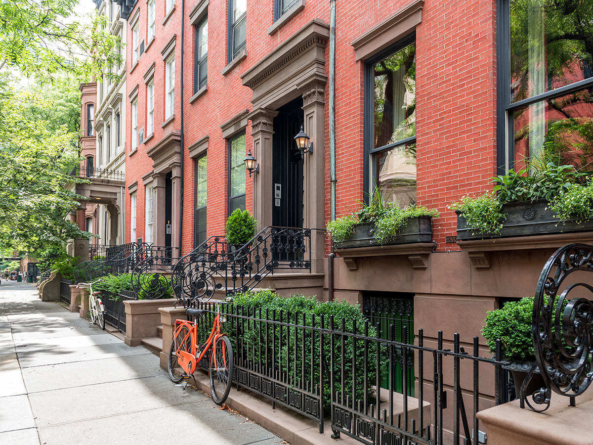 brownstone-building-in-neighborhood-of-Brooklyn-Heights