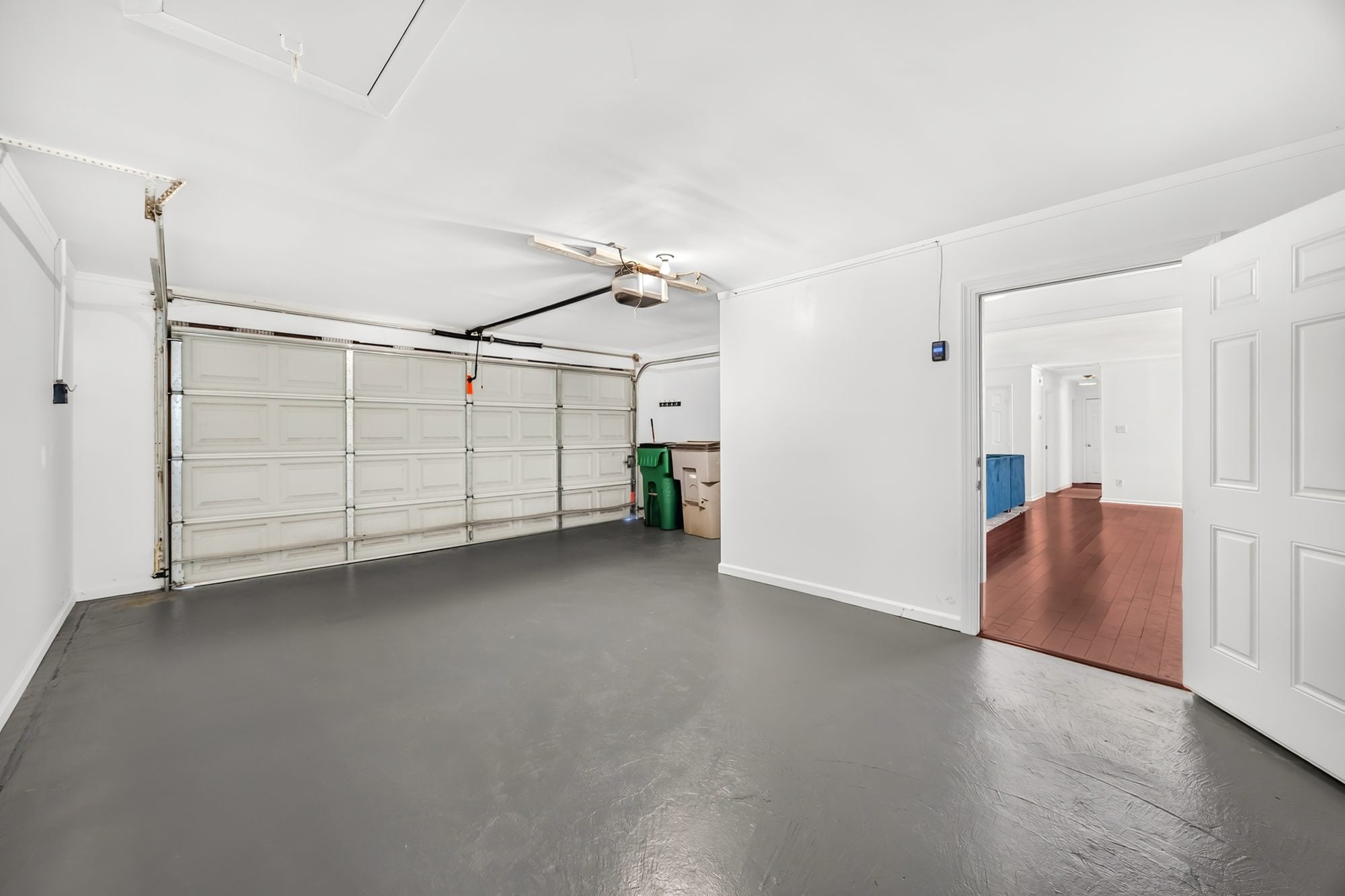 Attached garage at 4900 Cricklewood Lane