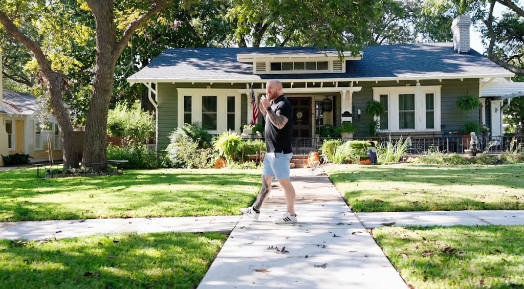 Taylor Dasch in front of historic Temple TX home