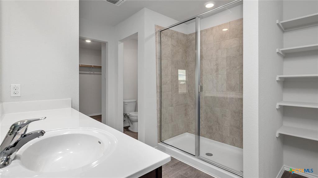 Pecan Creek bathroom