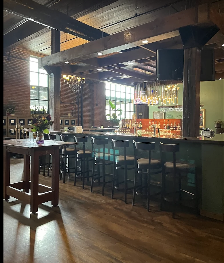 Pignetti's Italian restaurant bar and dining area in downtown Temple TX