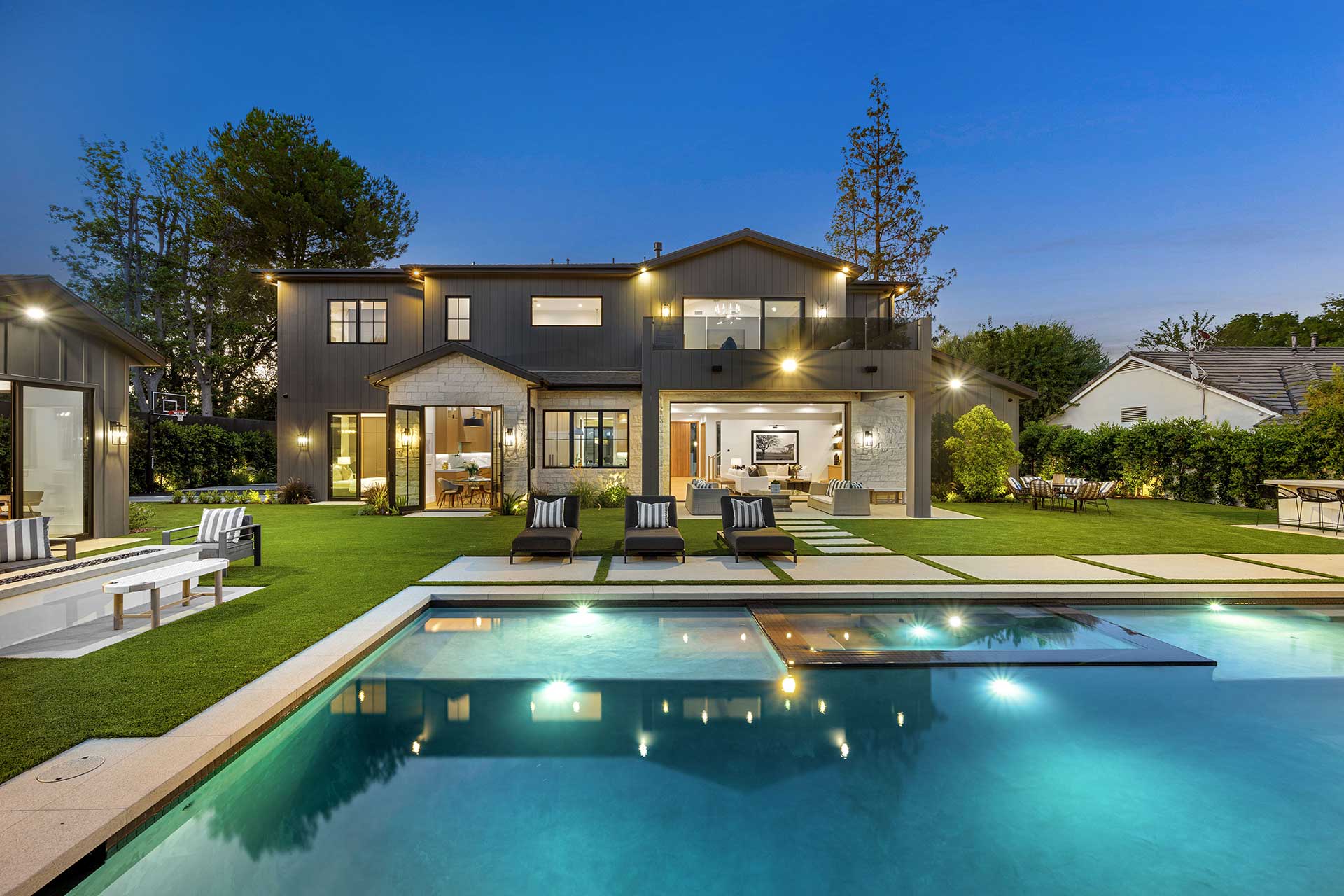 VDT-Homes-modern-home-photo-dark