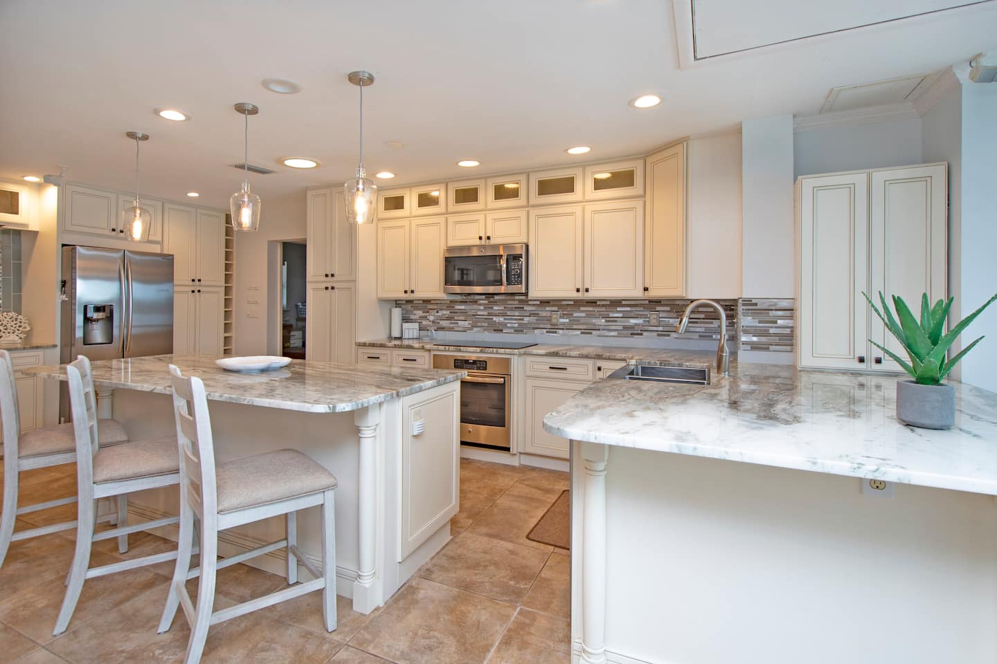 Kitchen and breakfast bar
