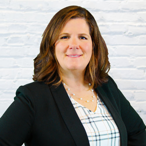 Jennifer Hall Headshot Final (square)