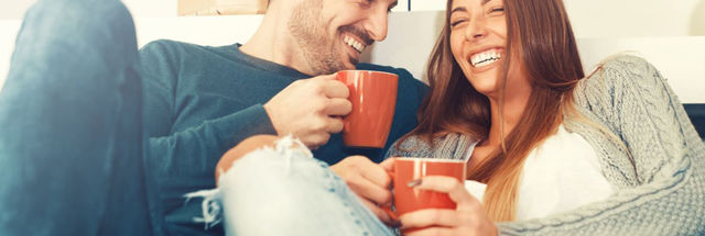 Web_Size_16_x_9_0036_Couple_DrinkingCoffee_OnSofa
