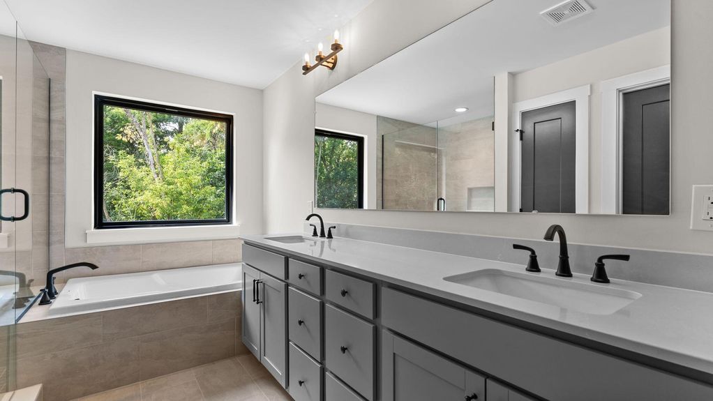 River Drive Owner's Suite