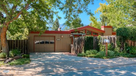 01-1430_Exterior_Front_Left_5TMDE_RVT2-NR_E_HiRes1MB_Web