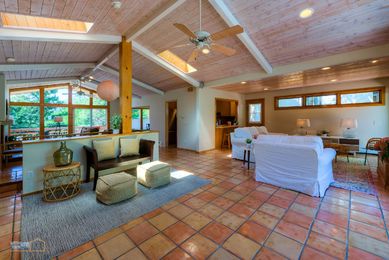 10-1430_Foyer_5TMDE_RVT2-NR_E_HiRes1MB_Web