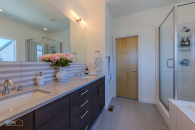 snowberry_ 16-1356_Primary_Bath1_5TMDE_RVT3-NR_Web